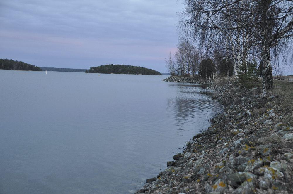 En stenig kant ner mot viken