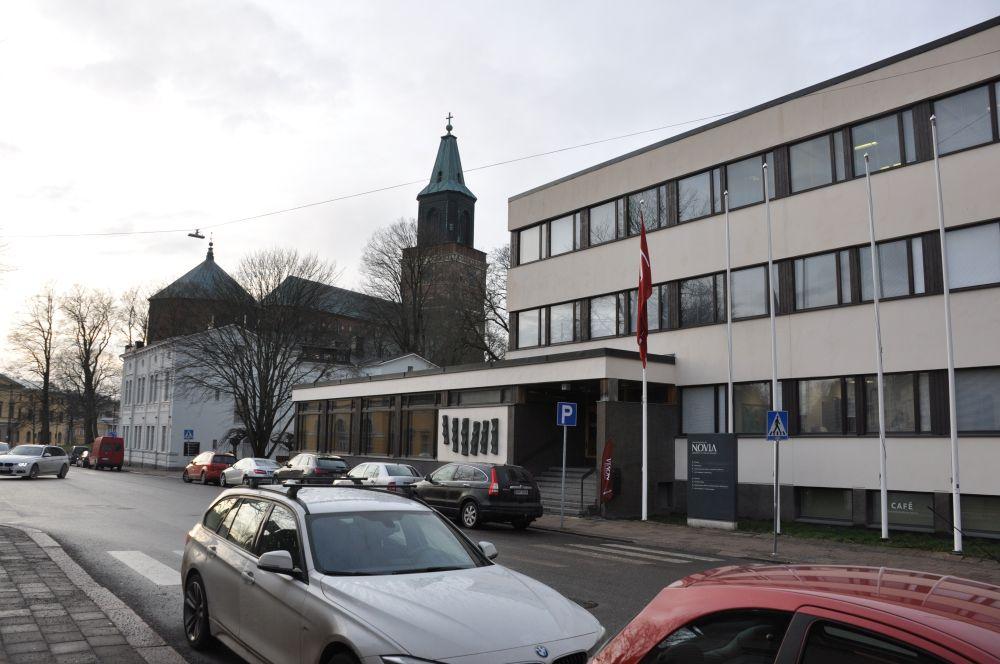 Kontorsbyggnad utifrån med Domkyrkan i bakgrunden.