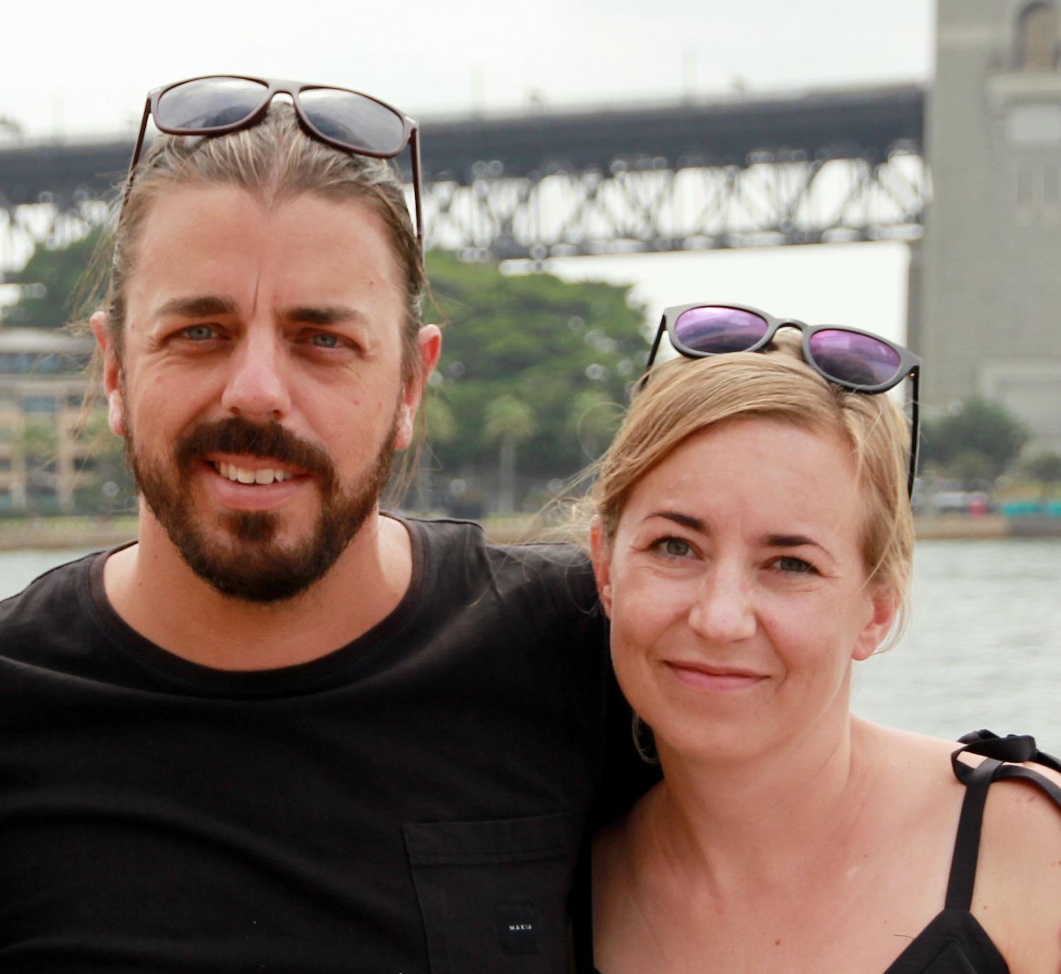 Man och kvinna framför bro i Australien