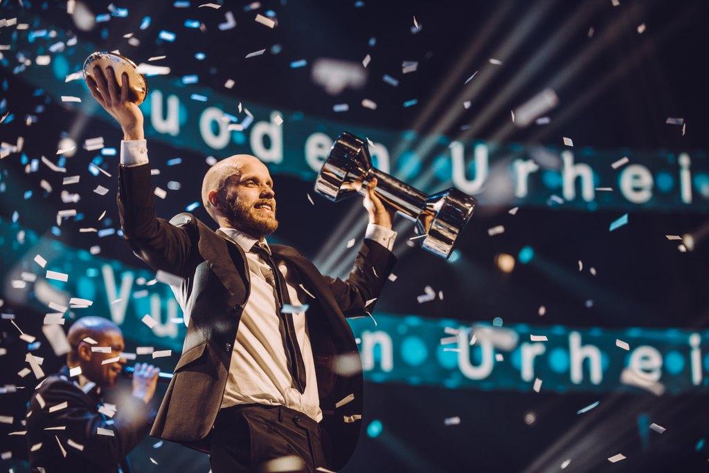 en man som har en pokal
