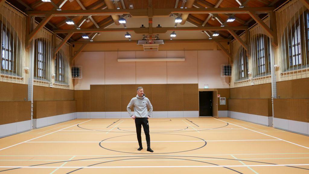 gymnastikläraren Jörgen Lindblom i en gymnastiksal