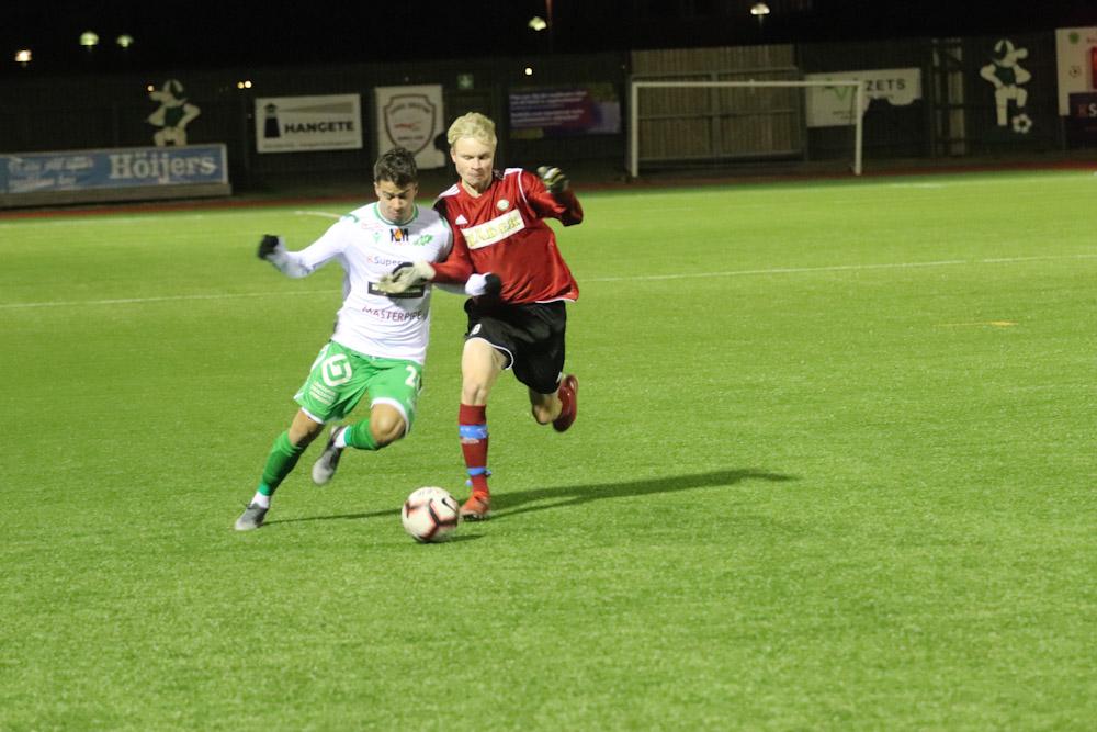 Två fotbollsspelare i kamp om bollen
