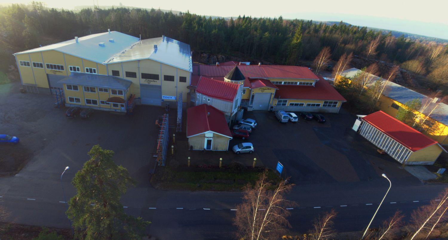 Industrifastighet fotad uppifrån.