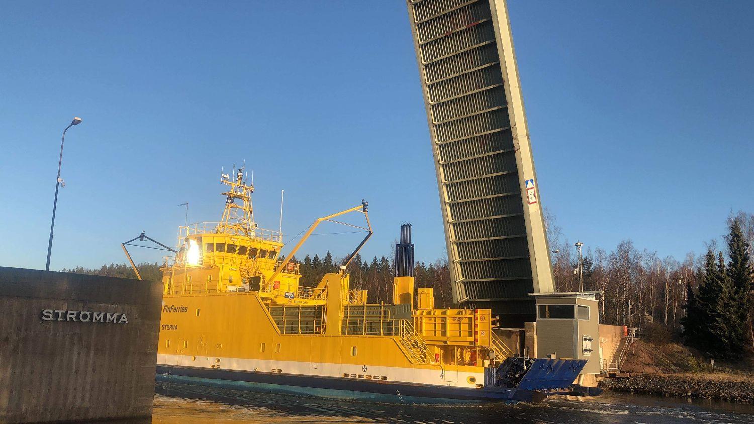 Båt kör under en öppen bro
