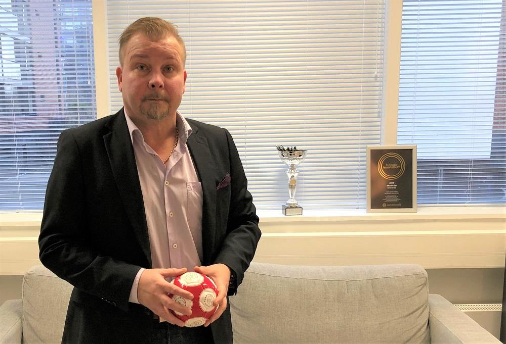 Man poserar med boll.