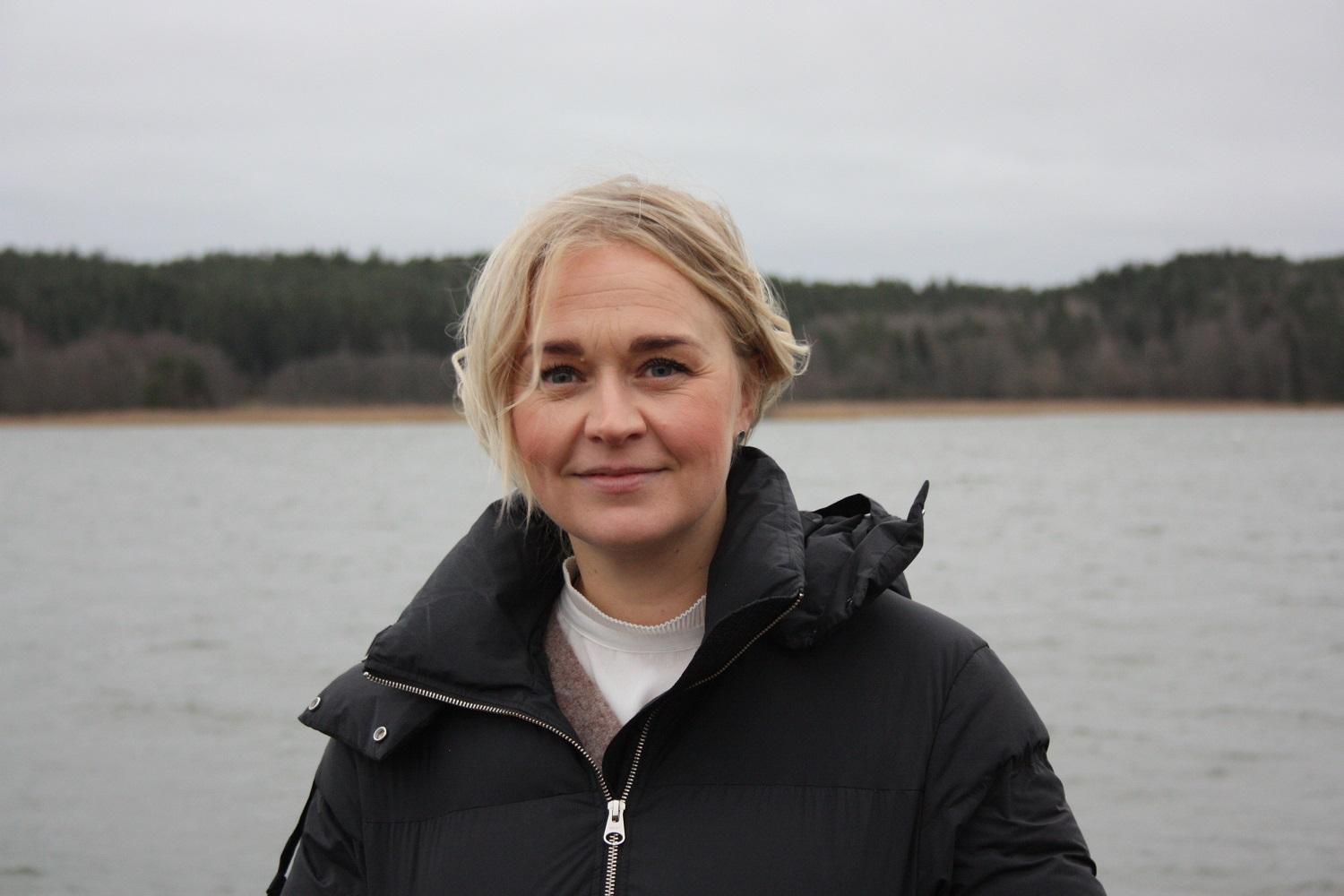 Kvinna står framför havet.