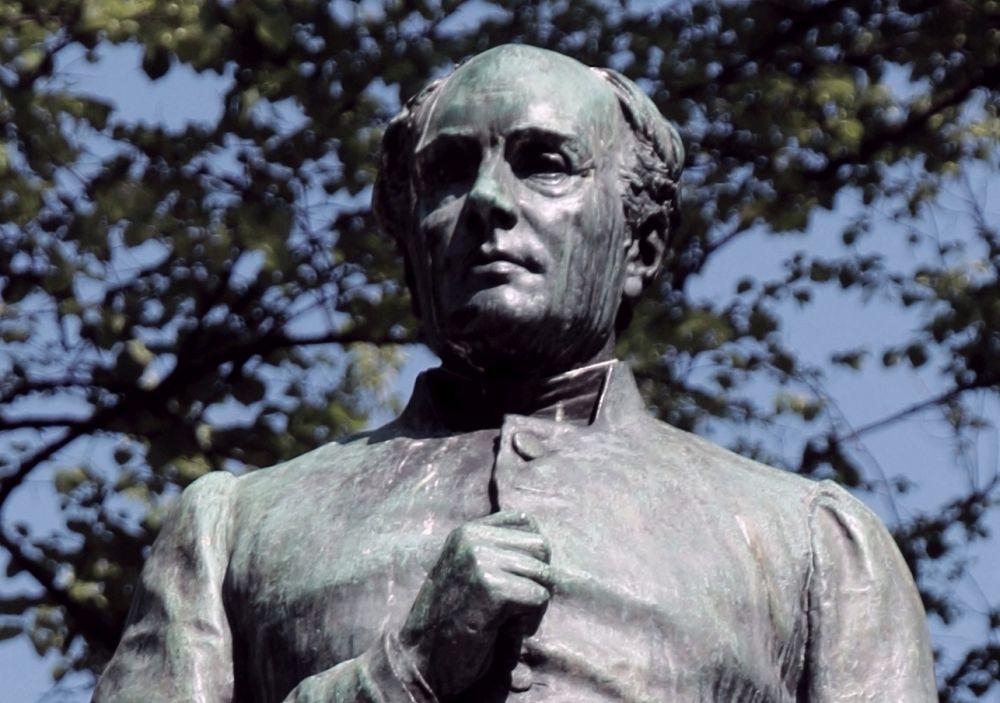 Staty av nationalskalden Runeberg