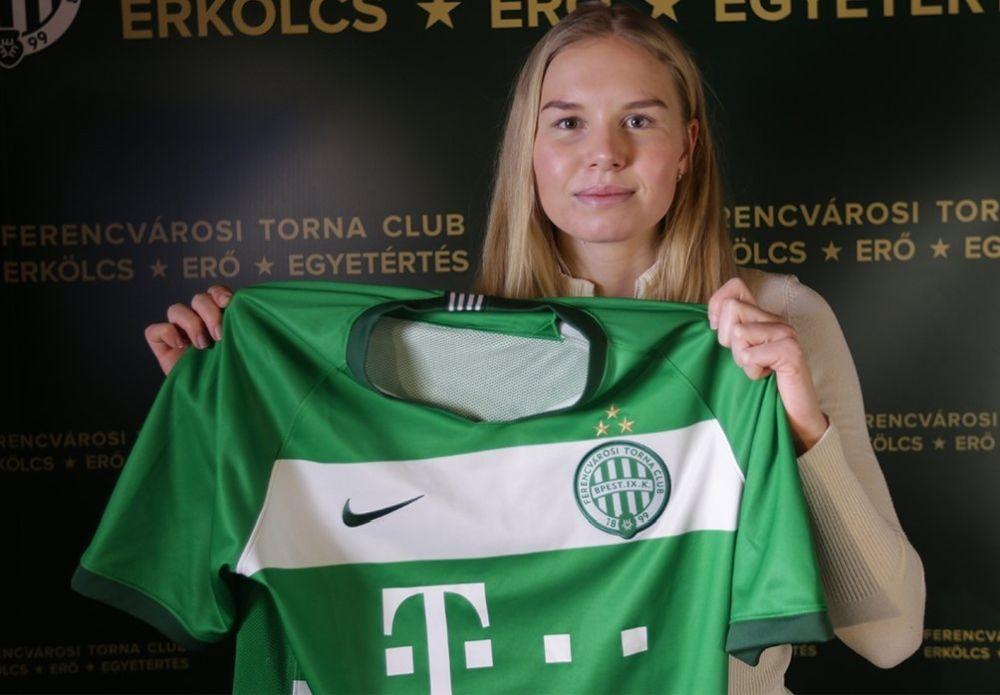 Kvinna håller upp fotbollsskjorta