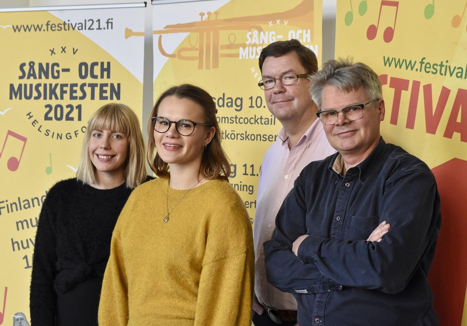 Fyra personer poserar för kameran.