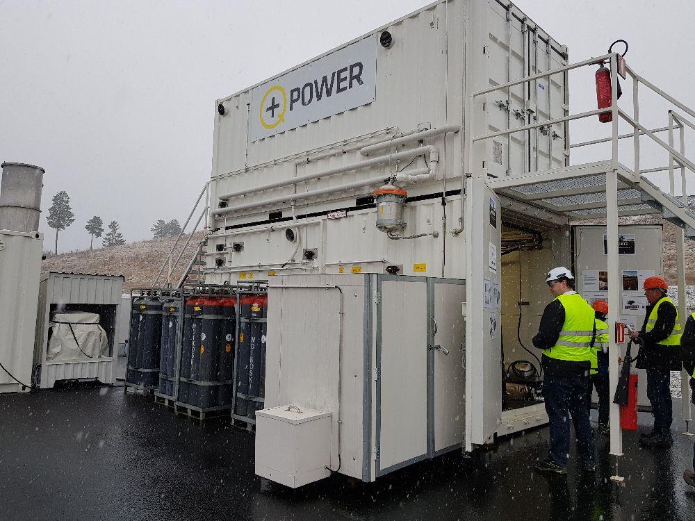 Vita containrar med texten Q Power