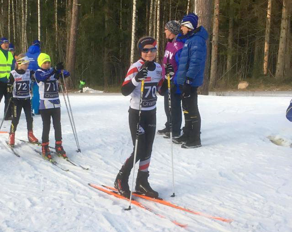 Ung skidåkare i spåret
