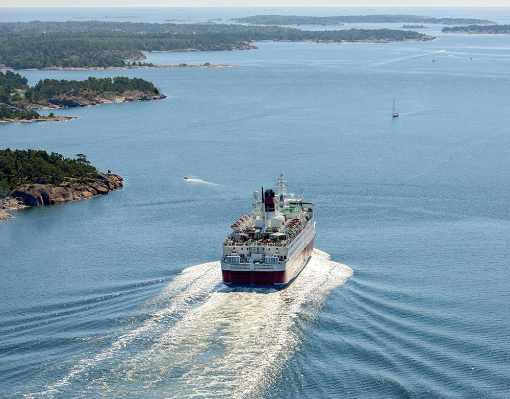 Viking Lines fartyg i skärgården.
