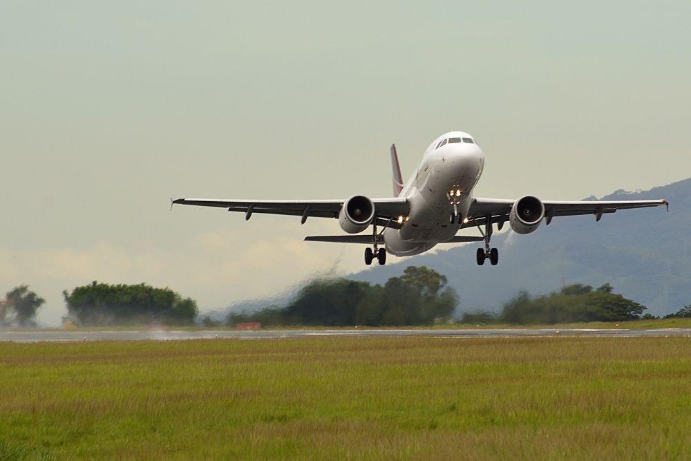 Flygplan som lyfter.