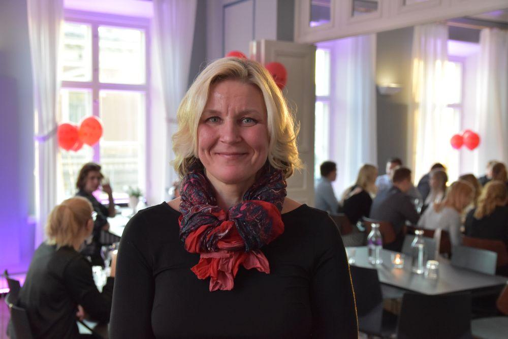 Ljus kvinna i en sal.
