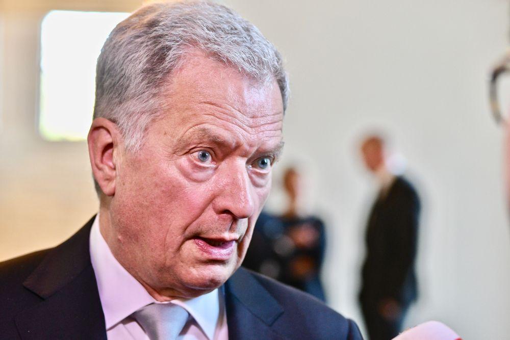 Gråhårig man.