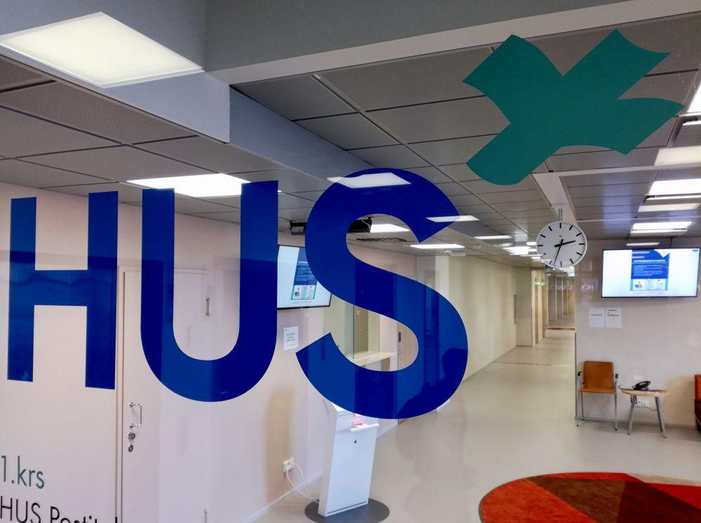 Glasdörr med texten HUS på.