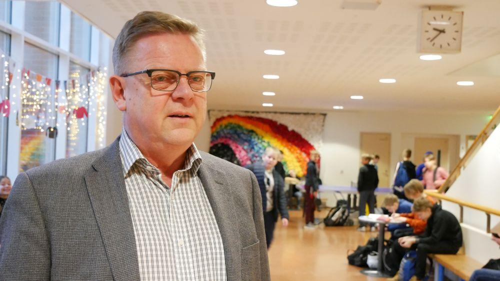 en man i en skola