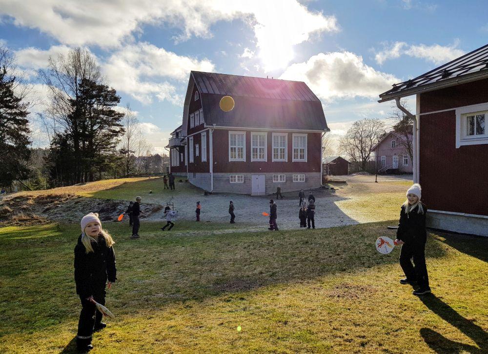 Barn leker på en gård.