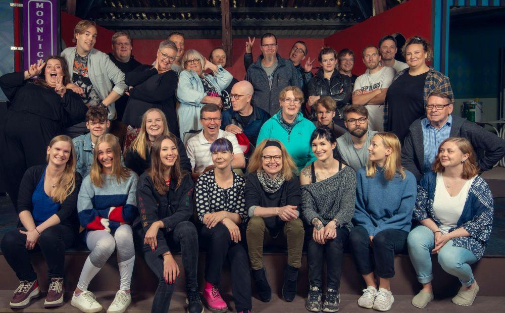 stort gäng teateramatörer