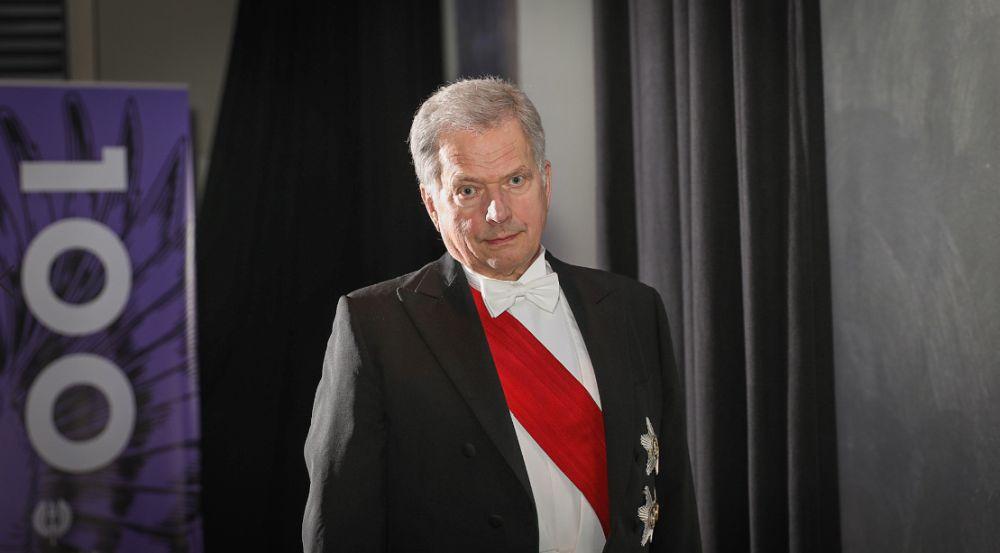 Gråhårig festklädd man.