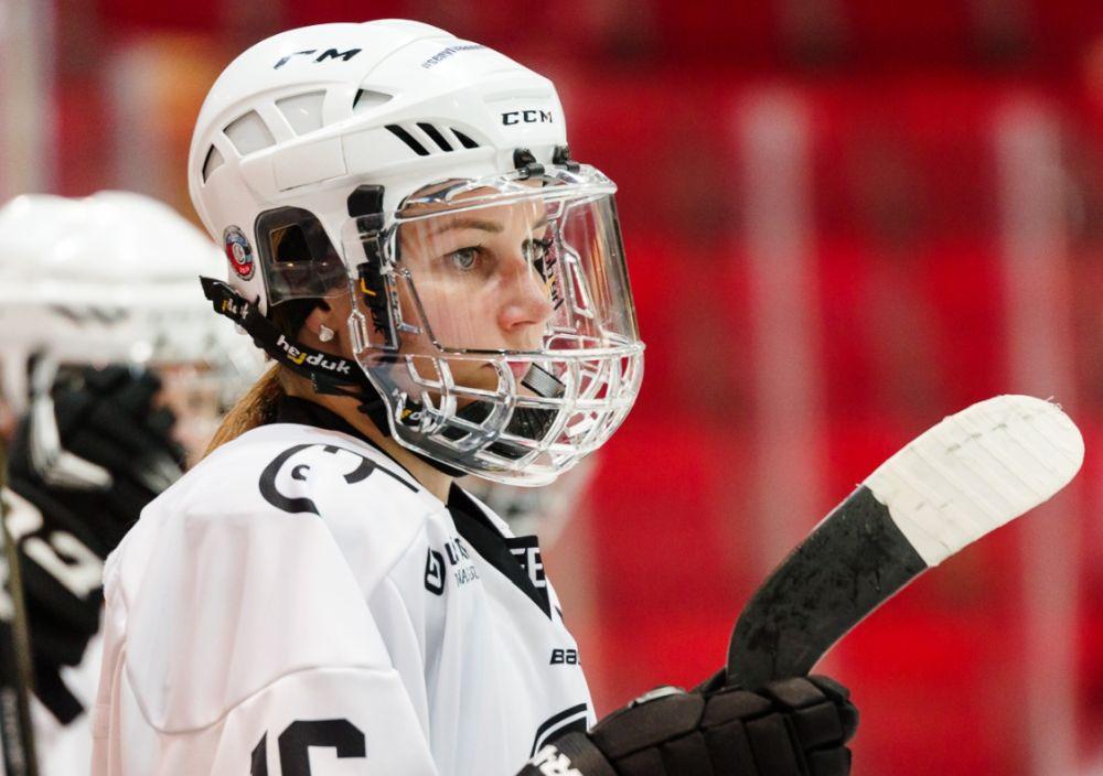 Kvinna med hockeyklubba.