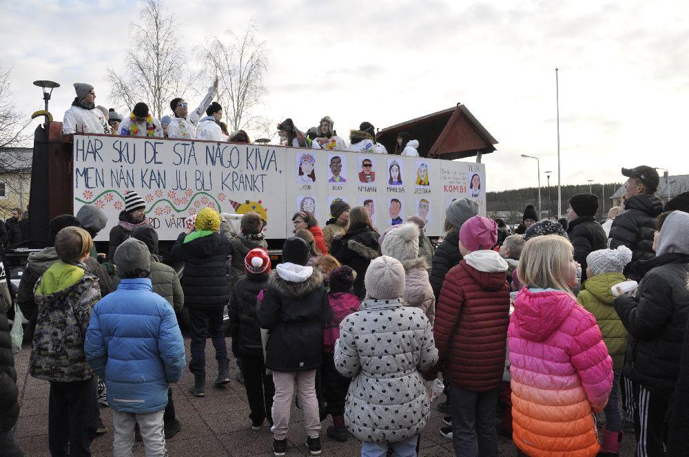 Ungdomar på ett lastbilsflak. Publik nedanom.