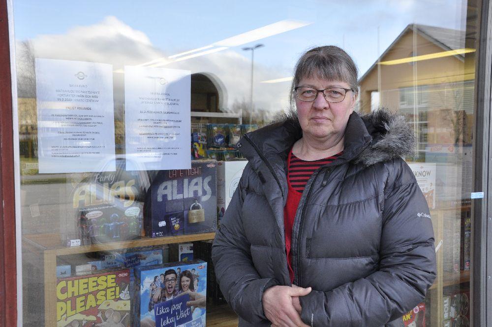 Dam utanför ett butiksfönster
