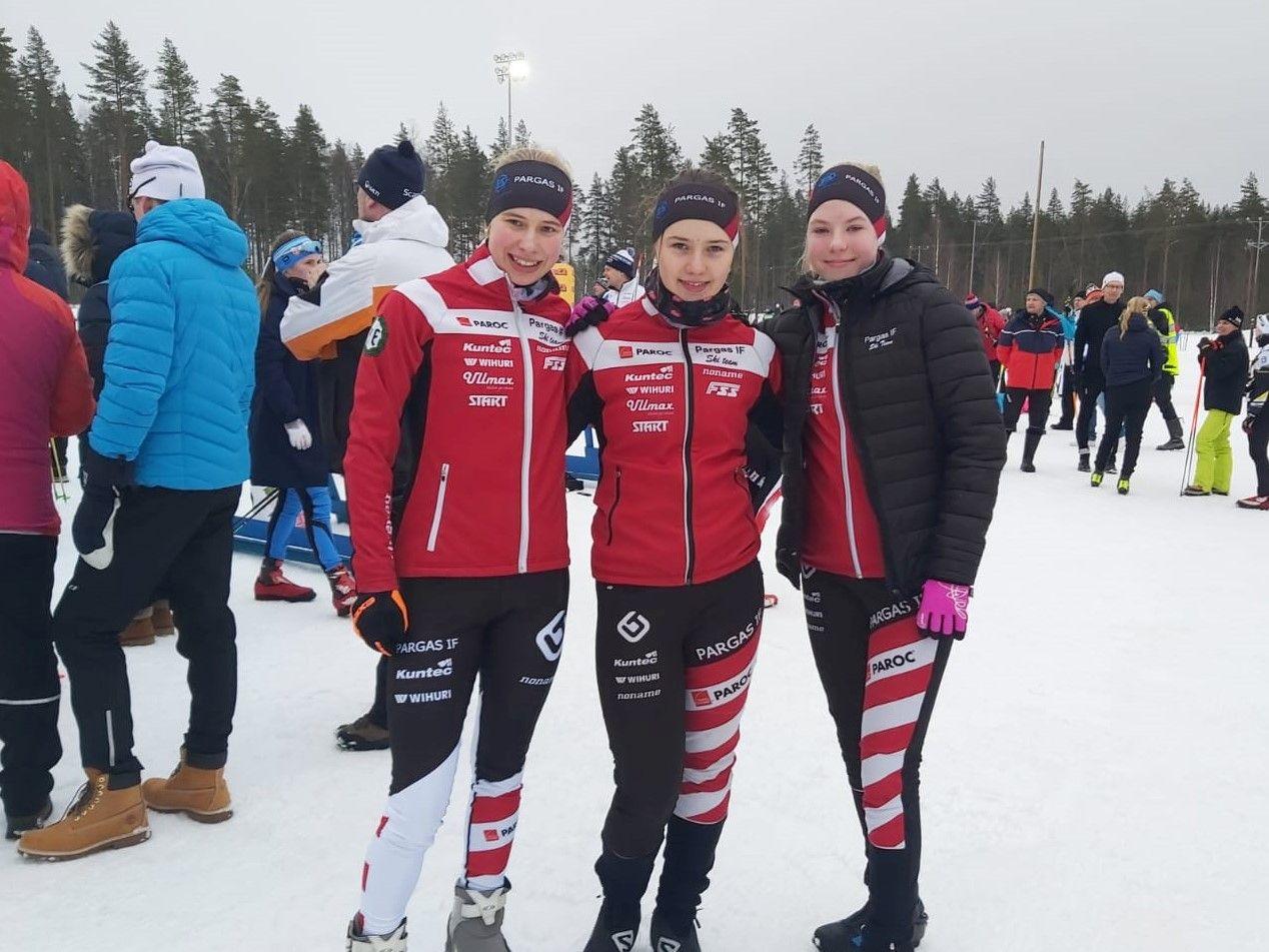 tre tonåringflickor i skidkläder