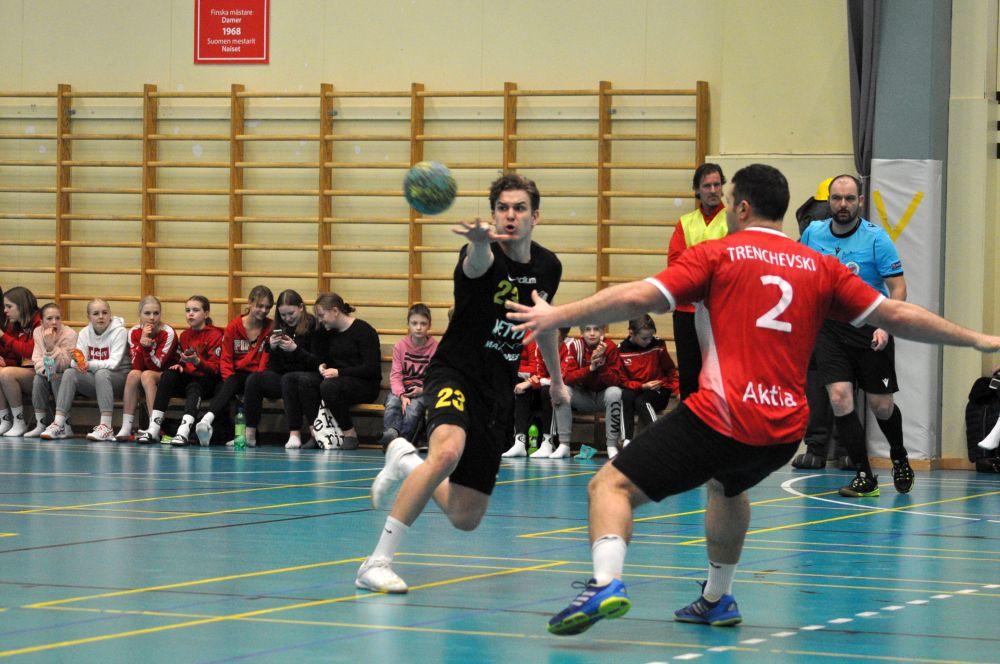 Män som spelar handboll.