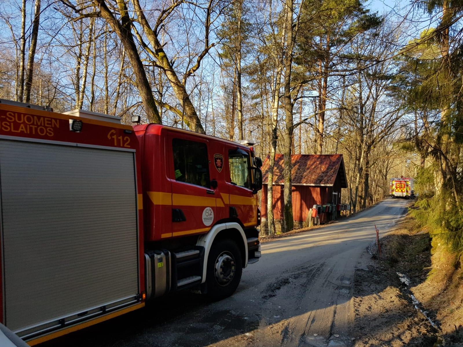 Brandbilar på en smal väg.