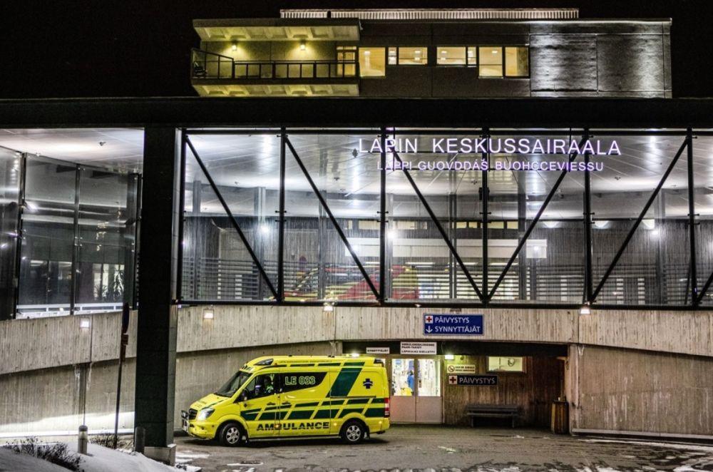 Ambulans står framför sjukhusentré