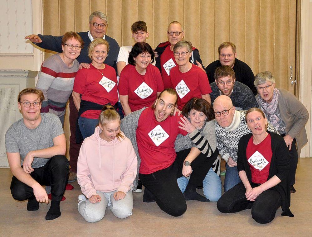 Teatersällskap poserar och grimaserar