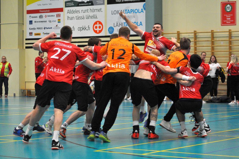 handbollsspelare firar