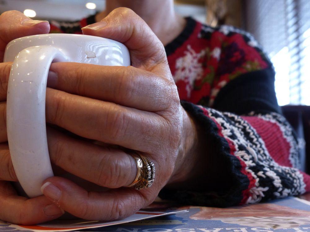 hand som håller kaffekopp