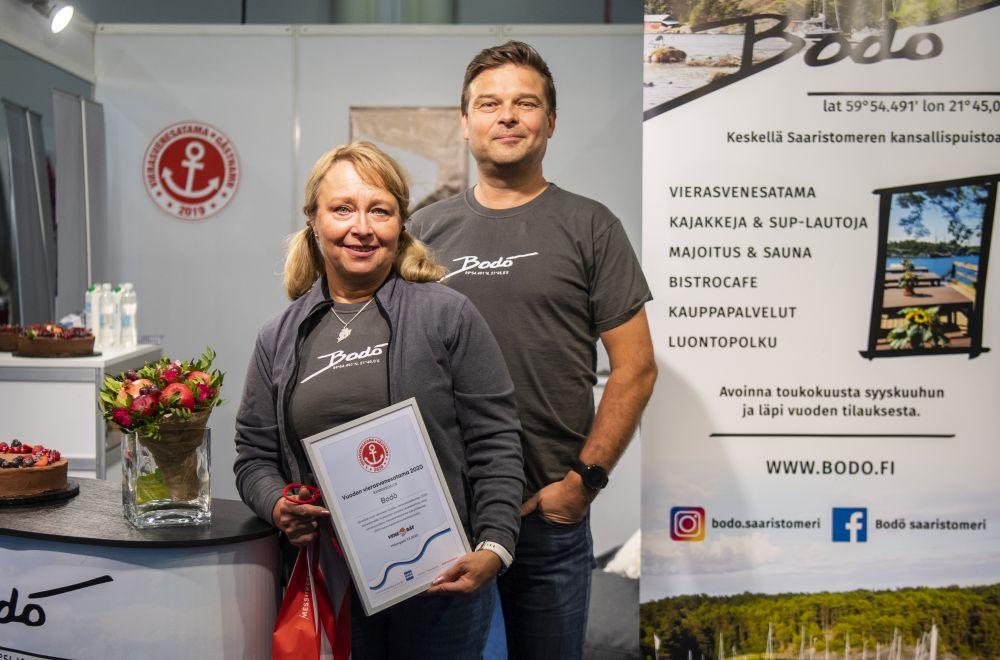 Kvinna och man med diplom