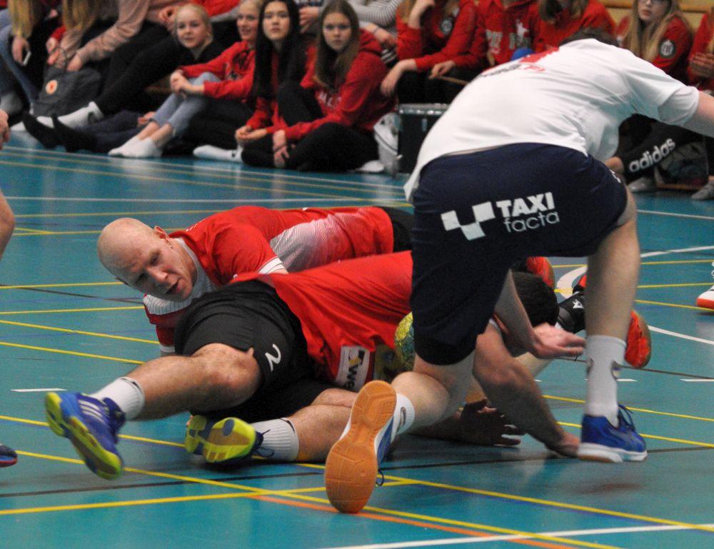 liggande handbollsspelare