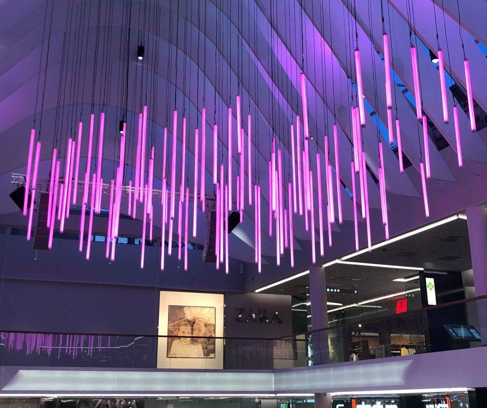 Ljusinstallation i ett köpcenter.