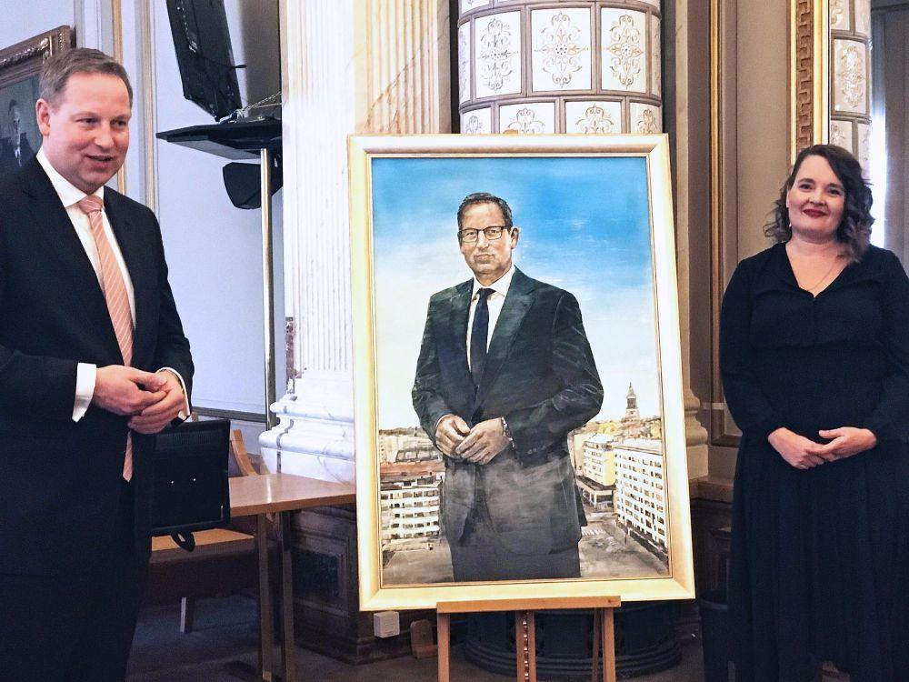 Man och kvinna vid tavla