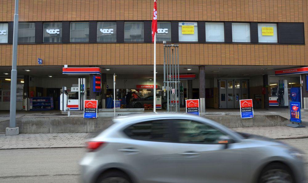 Bil kör förbi servicestation