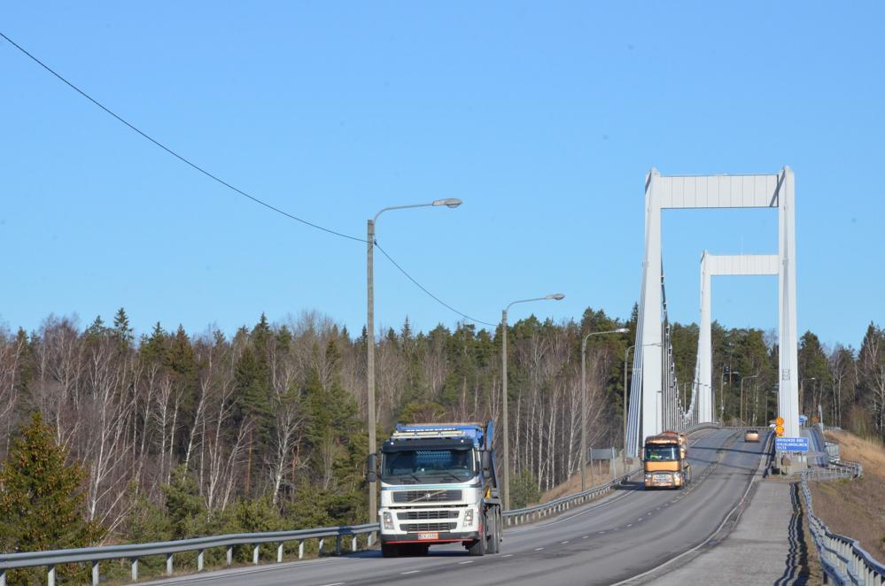 Rävsundsbron med två långtradare