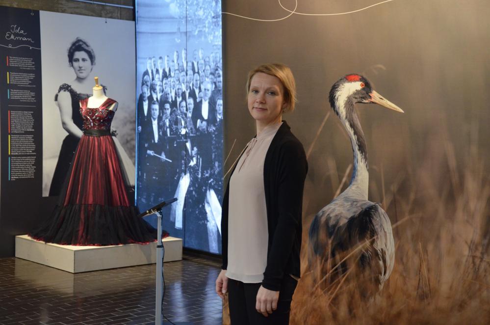 kvinna framför modern utställning om Jean Sibelius