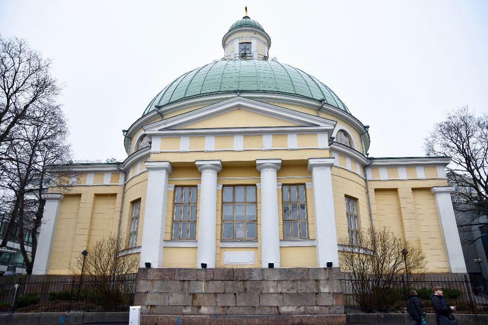 Kyrka i gult