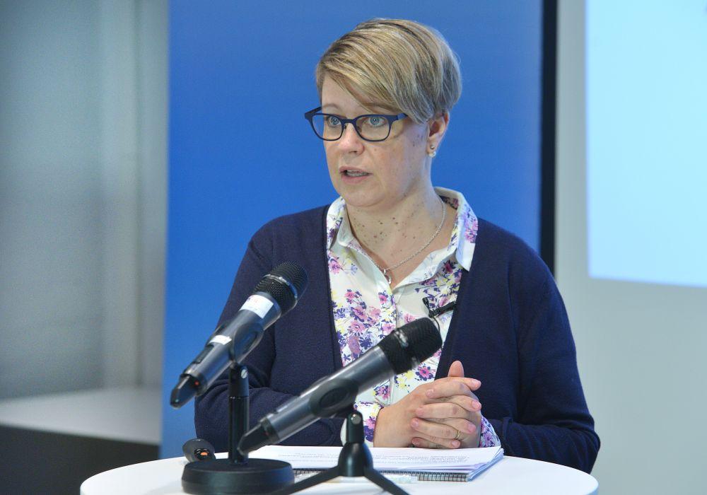 Kvinna vid en mikrofon.