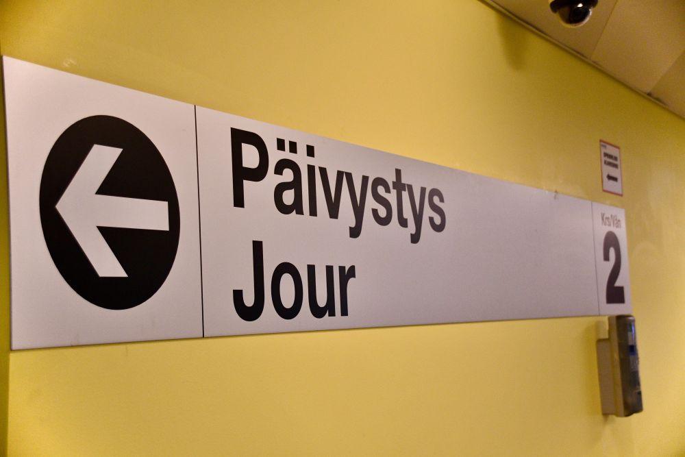 Skylt som det står päivystys-jour på.