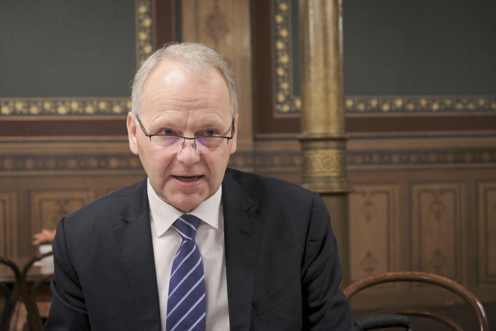 Man som talar.