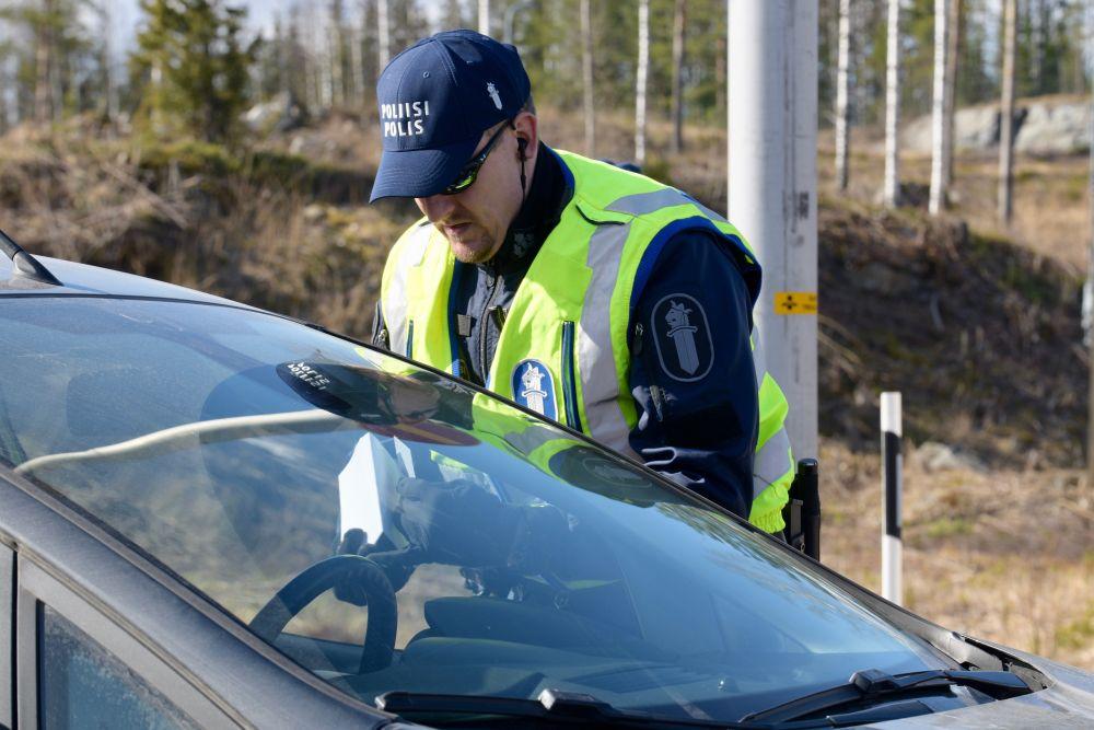 Polis talar med en bilist.