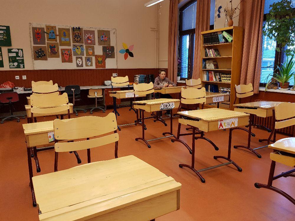 ensam pojke i en skolklass