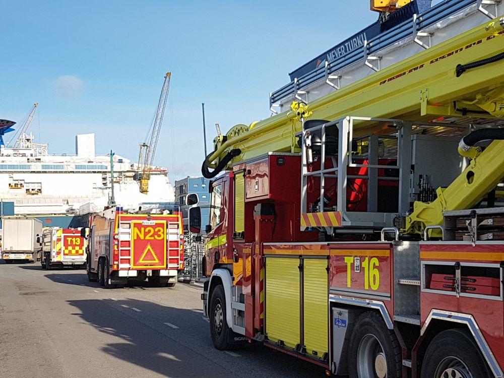 Brandbilar vid varvet.