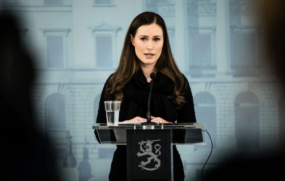 Kvinna som står vid en talarstol och talar.