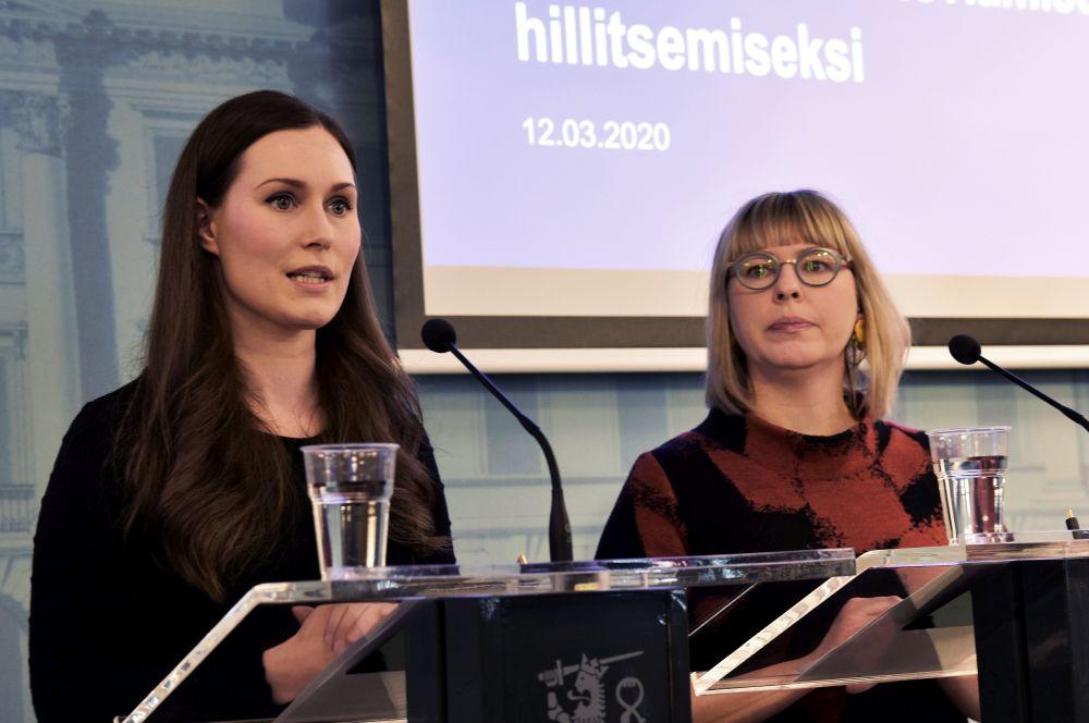 Två kvinnor på presskonferens